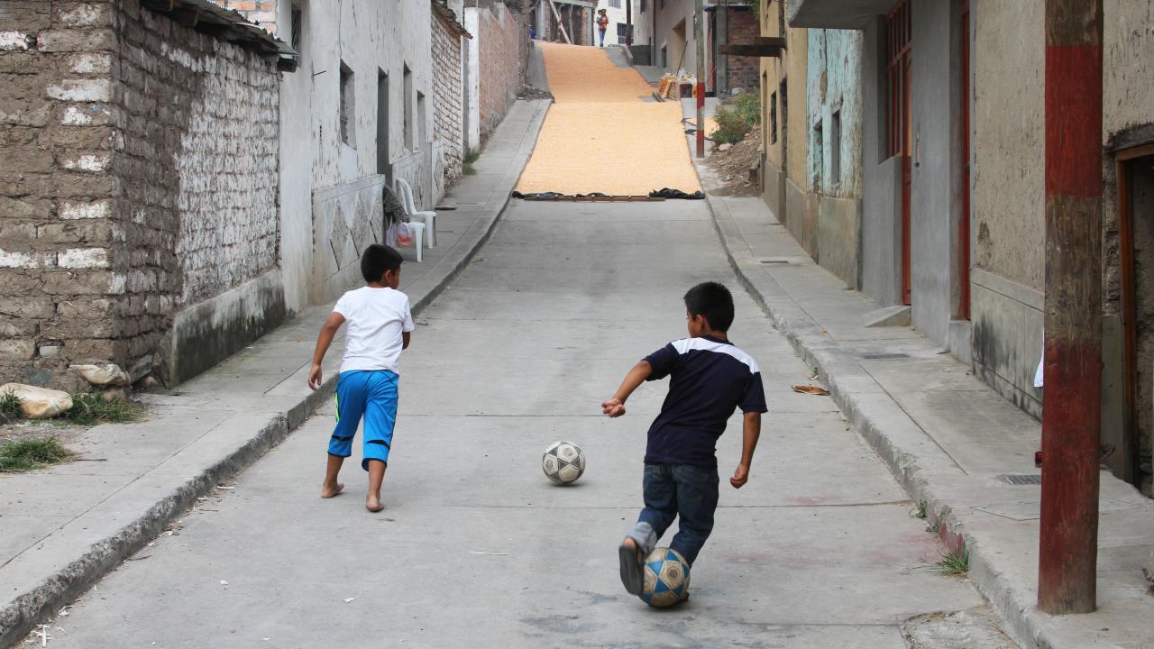 20161004 The18 Photo Street Soccer Kids